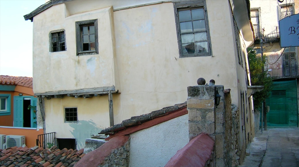 Nafplio ofreciendo patrimonio de arquitectura, una pequeña ciudad o pueblo y una casa