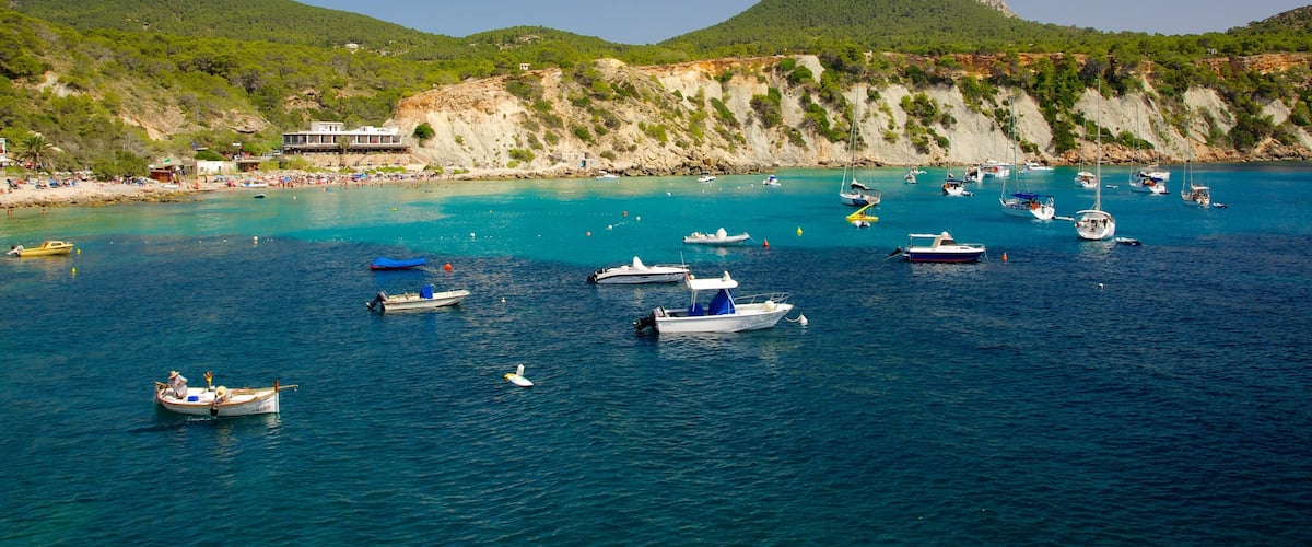 Playa de Cala d\'Hort que incluye paseos en lancha, vistas de paisajes y una ciudad costera