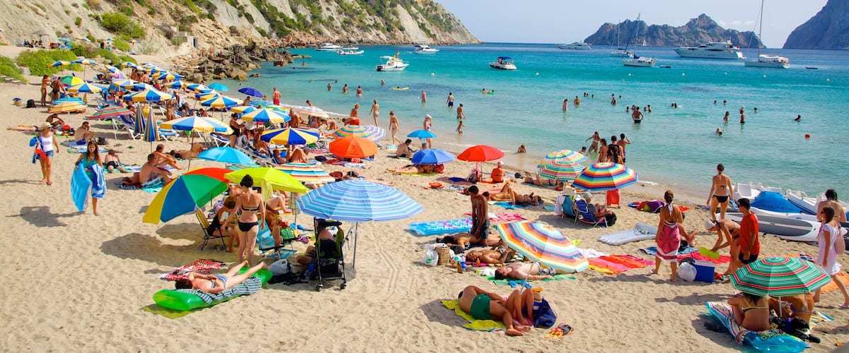 Playa de Cala d\'Hort ofreciendo paseos en lancha, una playa de arena y natación