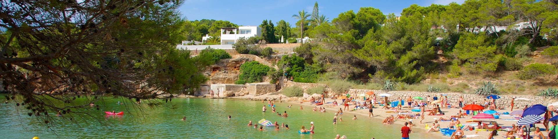 Cala Gracio qui includes baignade, ville côtière et plage de sable