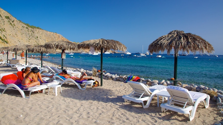 Playa de Cala Jondal ofreciendo paseos en lancha, escenas tropicales y una playa de arena