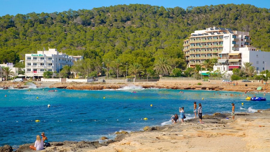 Isla de Ibiza mostrando una ciudad costera, escenas tropicales y costa rocosa