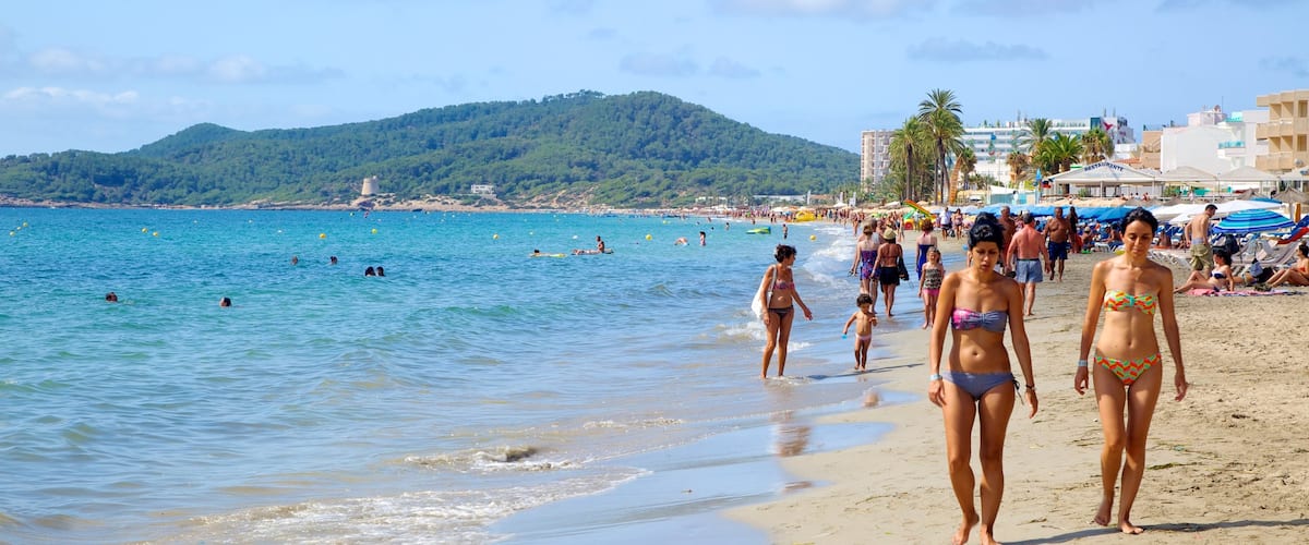 Playa d\'en Bossa bevat zwemmen, een kuststadje en een luxueus hotel of resort