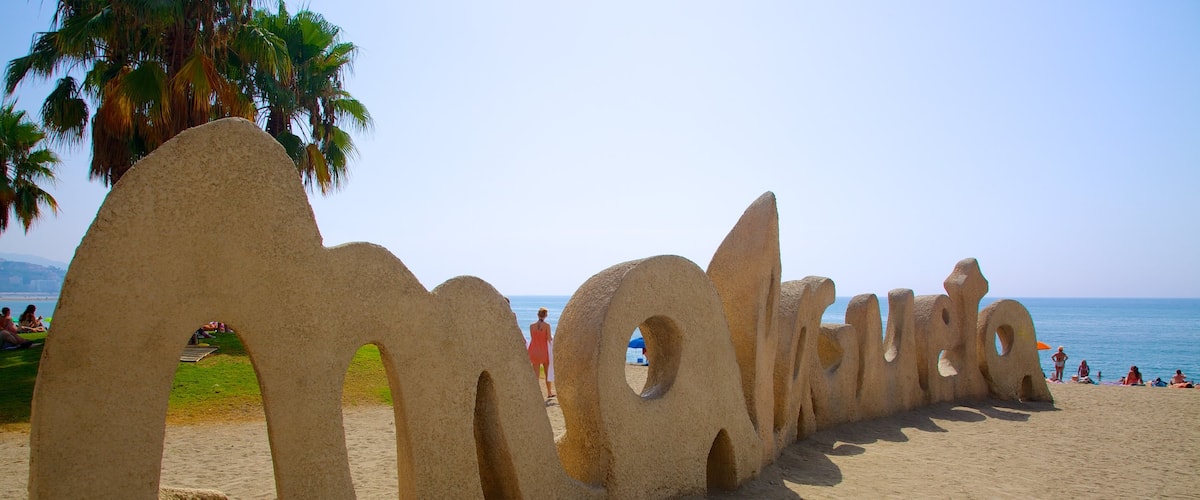 Plage de Malagueta qui includes plage et signalisation