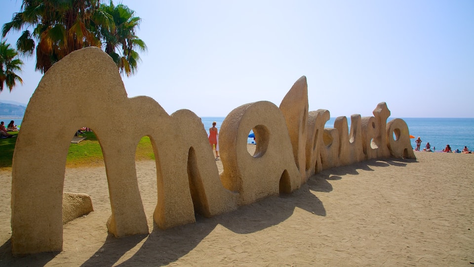Playa de La Malagueta que incluye una playa y señalización
