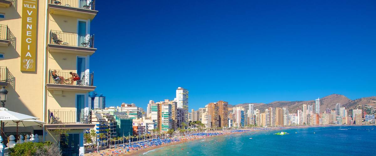 Benidorm bevat een stad, een luxueus hotel of resort en een hotel