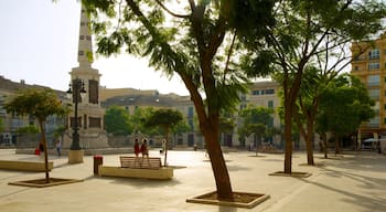 Plaza de la Merced showing a monument, heritage architecture and a city