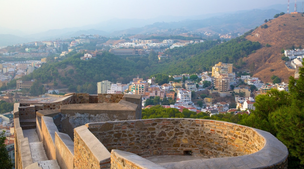 Castelo de Gibralfaro mostrando neblina, um pequeno castelo ou palácio e arquitetura de patrimônio