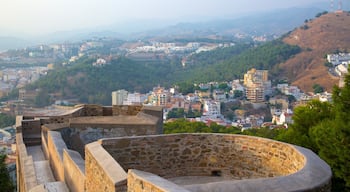 Castillo de Gibralfaro presenterar historisk arkitektur, en stad och ett slott