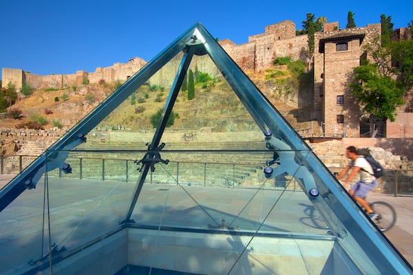 Amphithéâtre de Malaga mettant en vedette vélo et patrimoine architectural aussi bien que homme