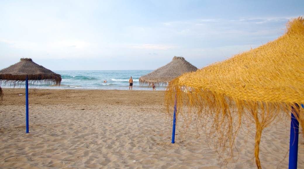 Playa de la Malvarrosa toont algemene kustgezichten en een strand