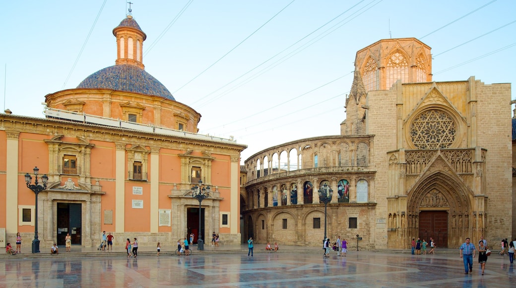 Plaza de la Virgen toont een plein, historische architectuur en een kerk of kathedraal