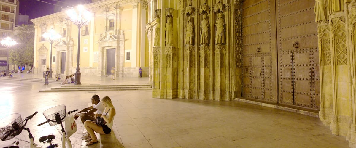 Plaza de la Virgen ofreciendo una iglesia o catedral, arquitectura patrimonial y una ciudad