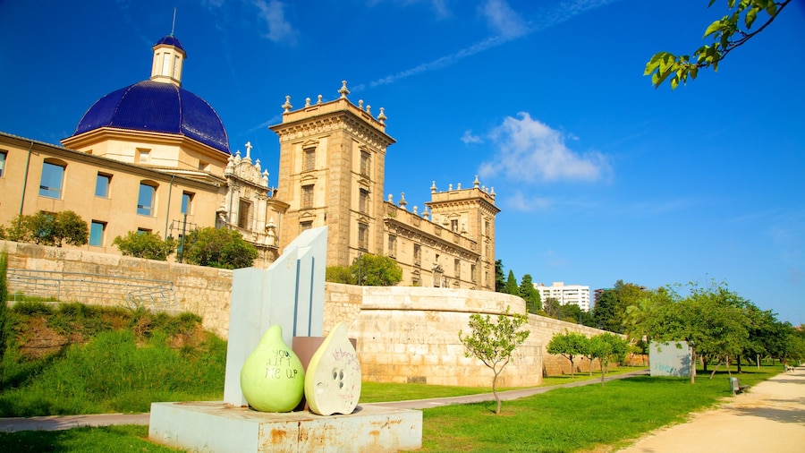 Valencia mostrando una ciudad, patrimonio de arquitectura y un jardín
