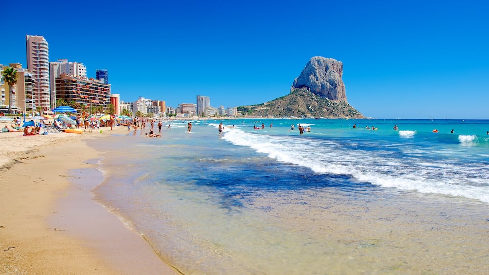 Calp mit einem allgemeine Küstenansicht, Wellen und Sandstrand