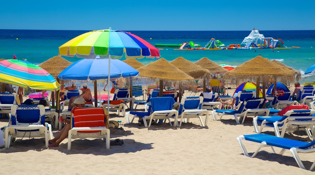 Calpe mostrando una playa de arena y un parque acuático