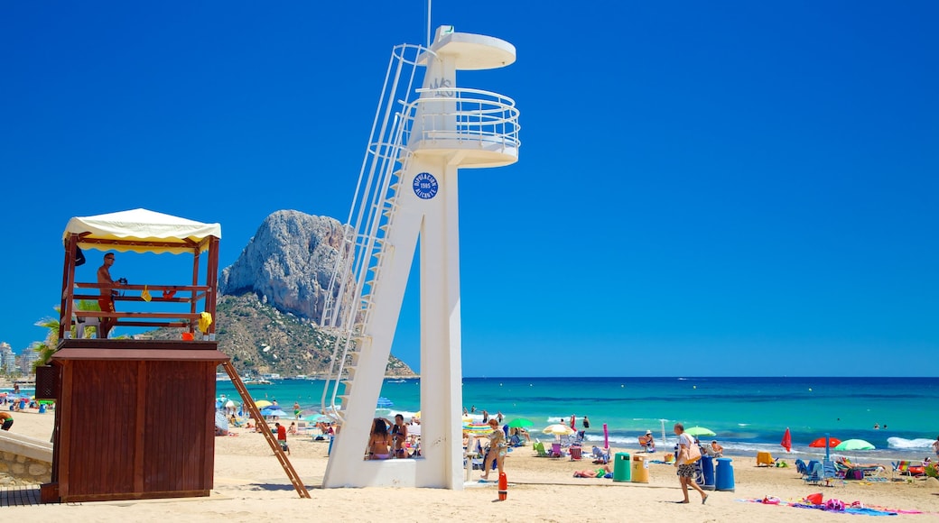 Calpe som inkluderar en sandstrand