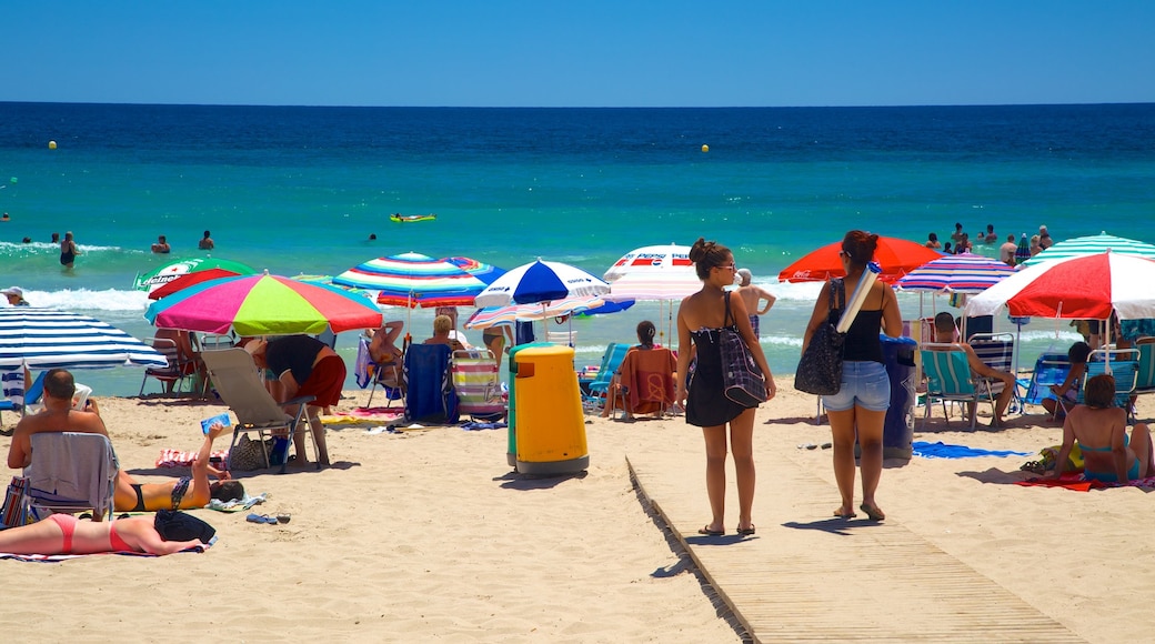 Calpe som inkluderar bad och en sandstrand såväl som en stor grupp av människor