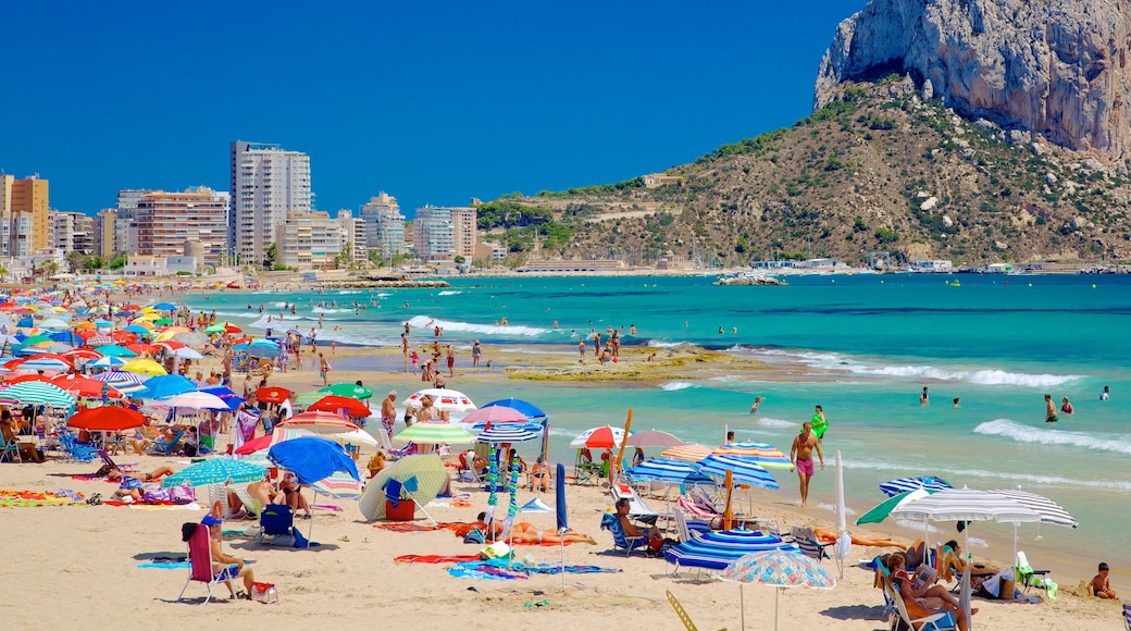 Calpe ofreciendo una ciudad costera, una playa de arena y natación