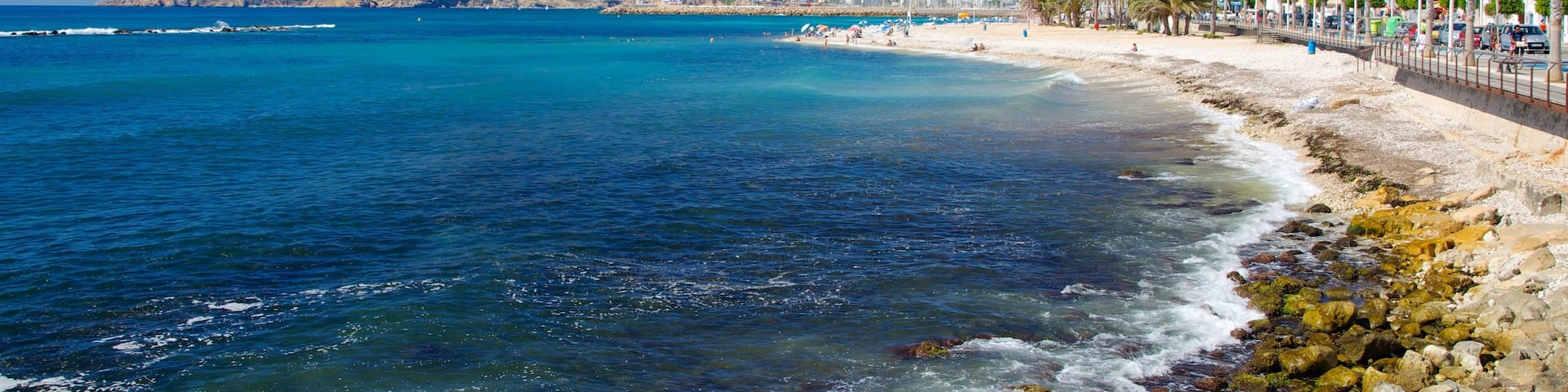Altea mettant en vedette cÎte escarpée, montagnes et ville cÎtiÚre