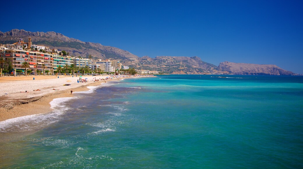 Altea som viser en strand, en kystby og bjerge