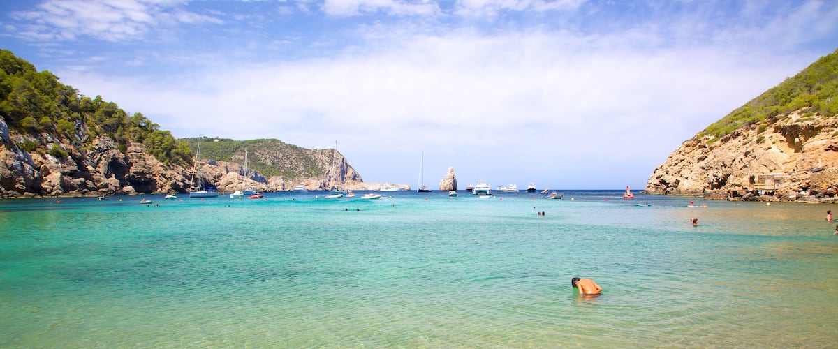 หาด Benirras เนื้อเรื่องที่ อ่าวหรือท่าเรือ, วิวทิวทัศน์ และ ชายฝั่งหิน