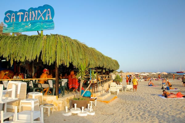 Plage des Salinas mettant en vedette plage, ville cĂŽtiĂšre et bar de plage
