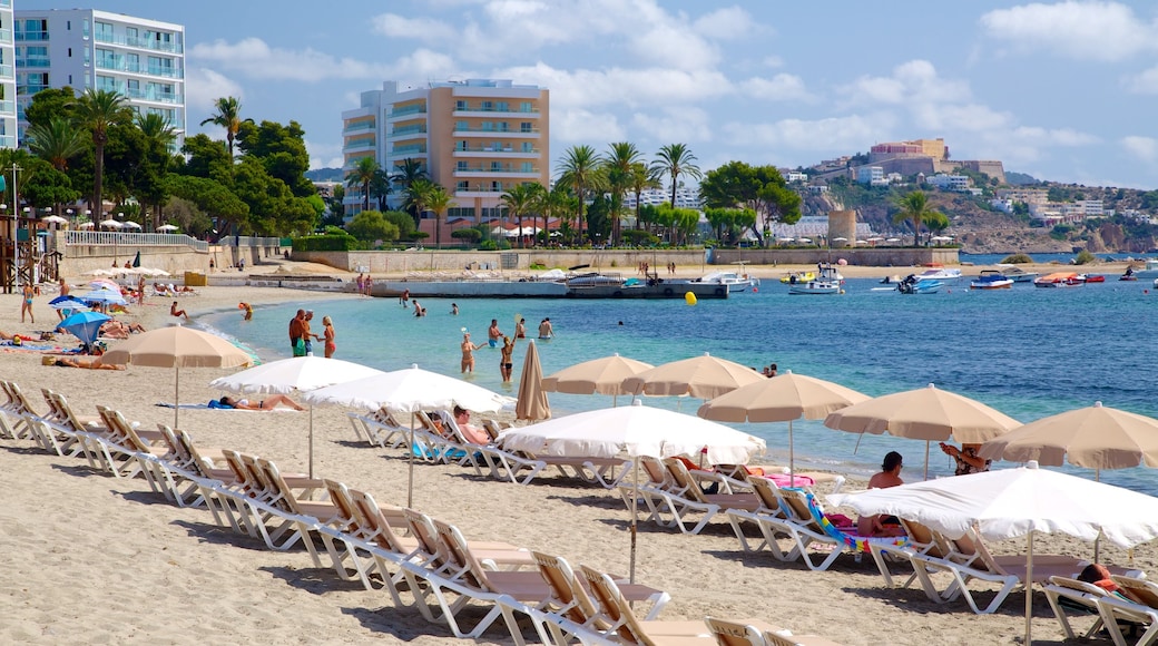 Playa d\'en Bossa mostrando una ciudad costera, una playa y natación