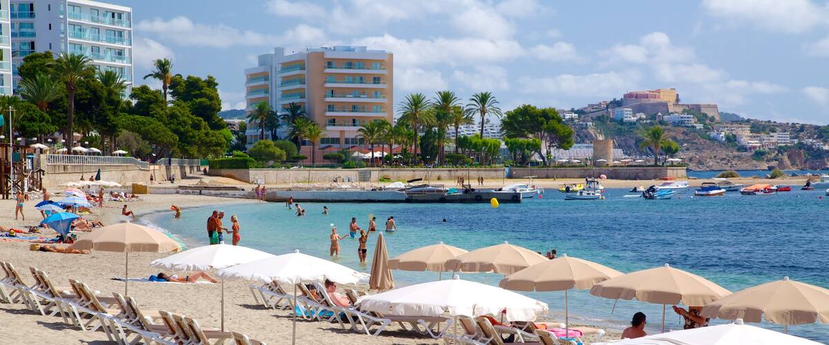 Playa d\'en Bossa toont een luxueus hotel of resort, zwemmen en een strand