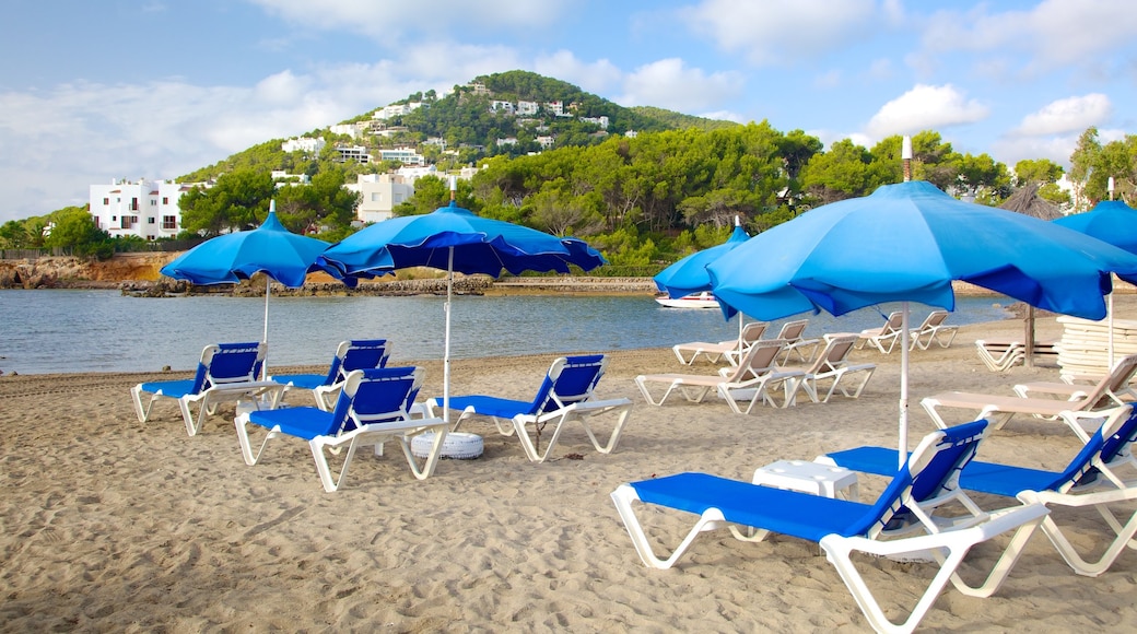 Santa Eulalia del Río mostrando una ciudad costera y una playa de arena