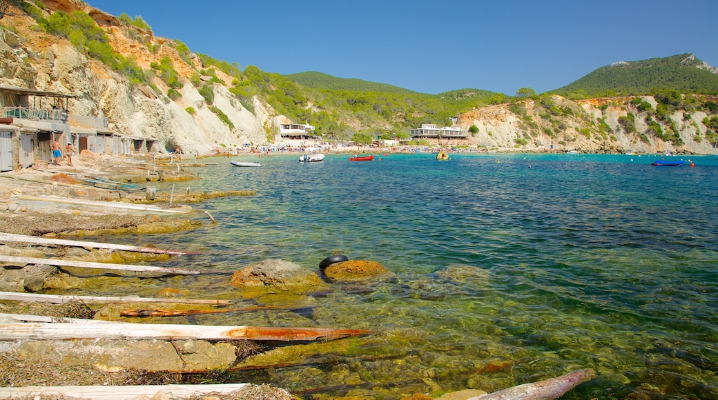 Spiaggia Cala d\'Hort che include vista del paesaggio, giro in barca e spiaggia di ciottoli