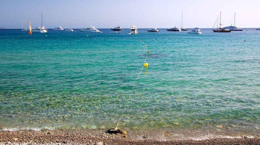 Cala Jondals strand som inkluderar båtkörning, en hamn eller havsbukt och en strand