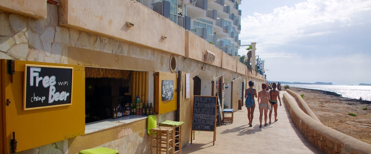 Plage de Caló des Moro montrant scÚnes de café, scÚnes de rue et ville cÎtiÚre