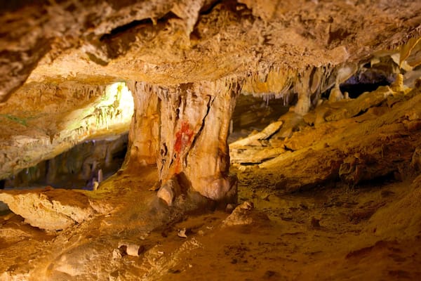 Cova de Can Marca mettant en vedette vues intérieures et grottes