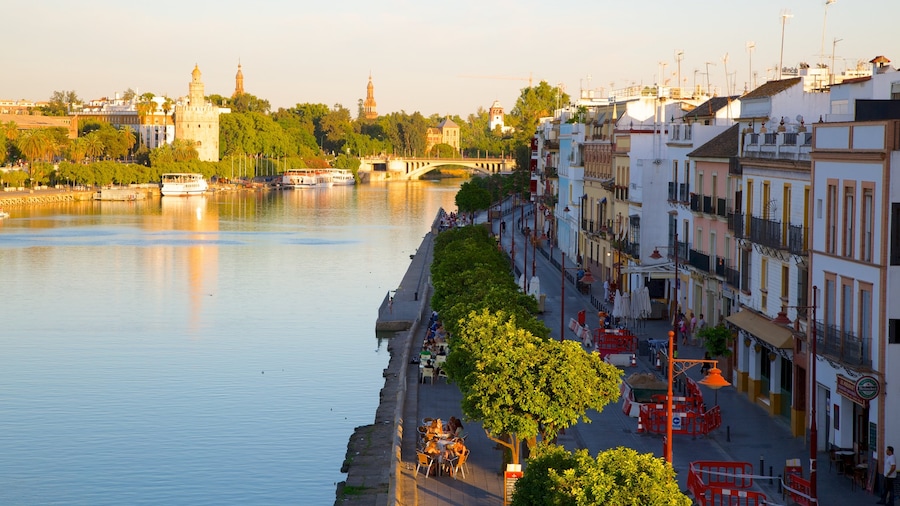 Triana montrant maison, scènes de rue et rivière ou ruisseau