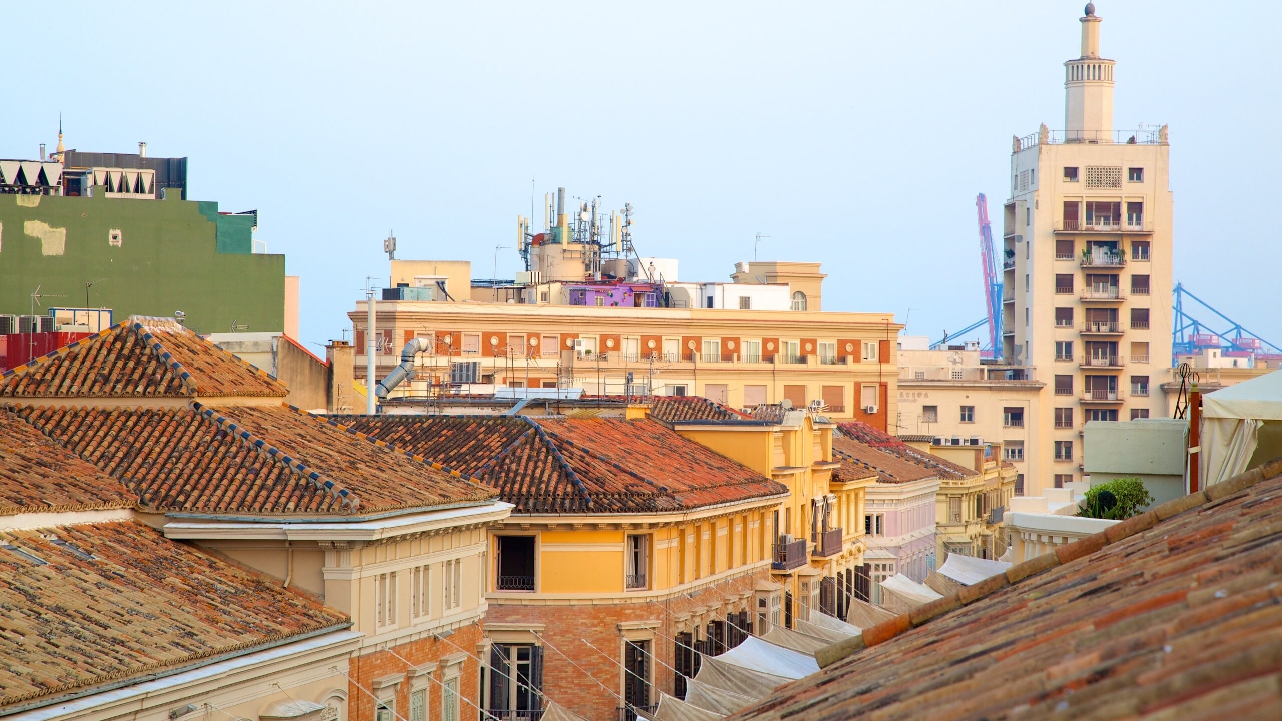 Centro histórico de Málaga que incluye patrimonio de arquitectura y una pequeña ciudad o pueblo