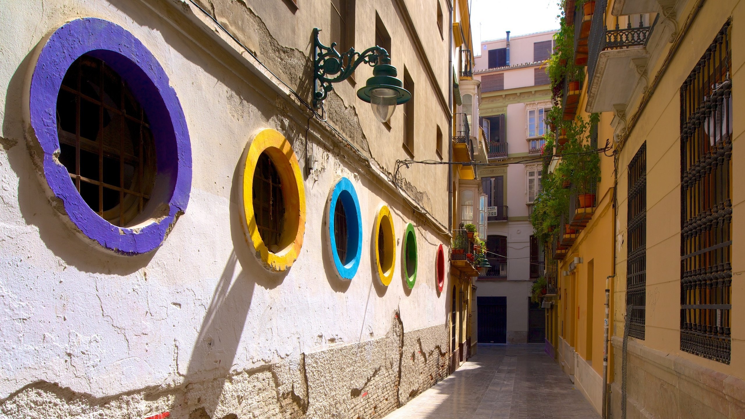 Centro histórico de Málaga mostrando arte al aire libre