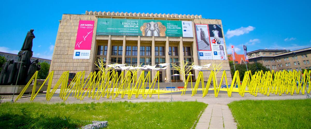 Krakova johon kuuluu moderni arkkitehtuuri, kaupunki ja kyltit