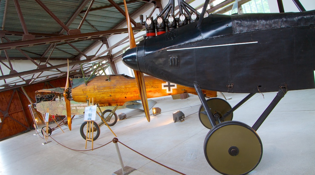 Museu da Aviação do Kansas que inclui aeronave e vistas internas