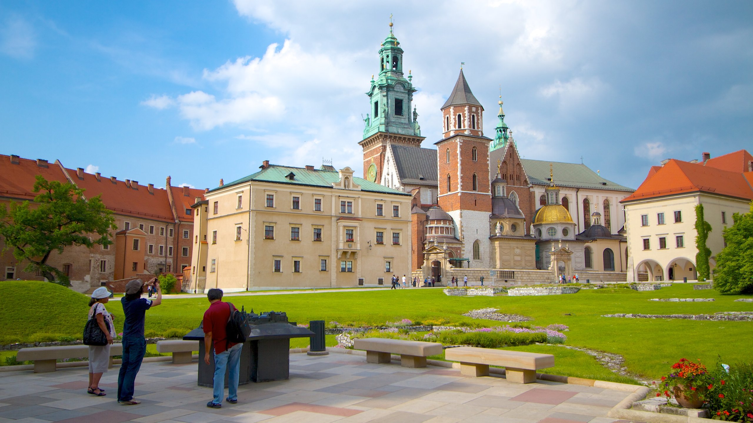 Wawel Castle showing a castle, heritage architecture and a city