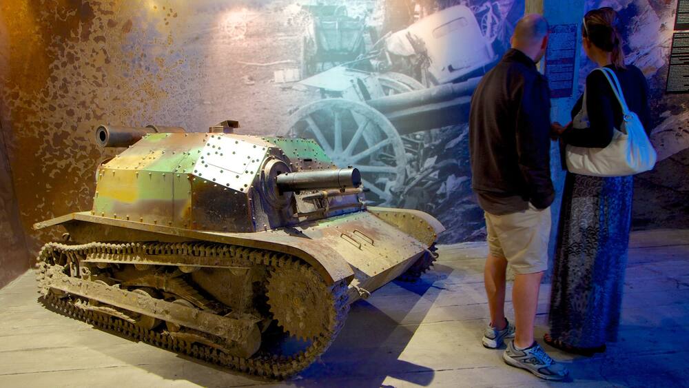 Usine d\'Oskar Schindler montrant articles militaires et vues intérieures aussi bien que couple