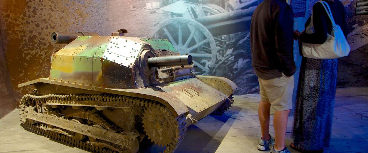 Museum Fabrik Oskar Schindler welches beinhaltet Militärisches und Innenansichten sowie Paar