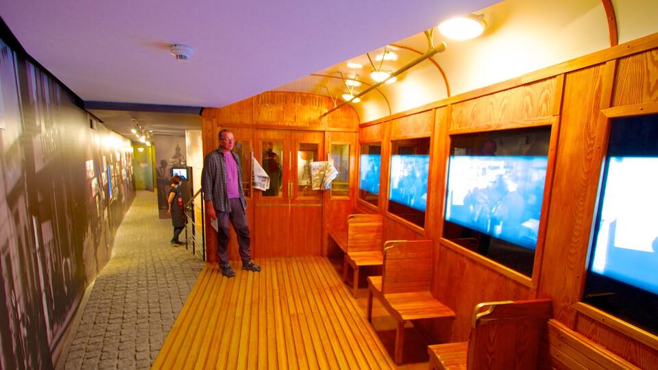 Oskar Schindler-fabriken presenterar interiörer såväl som en man