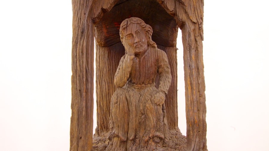 Museo Etnografico che include statua o scultura