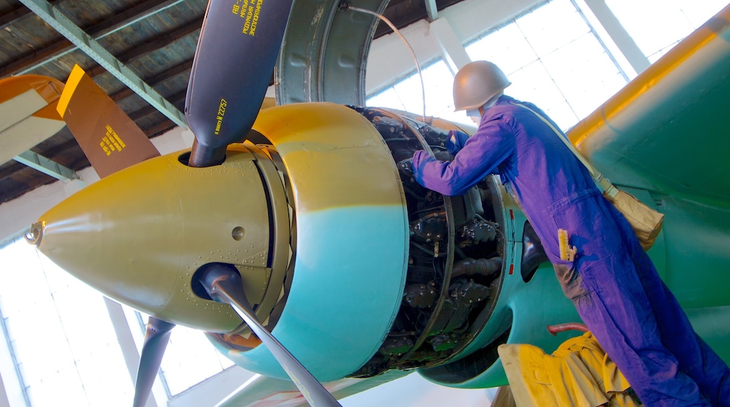 Polnisches Luftfahrtmuseum mit einem Flugzeug und Innenansichten