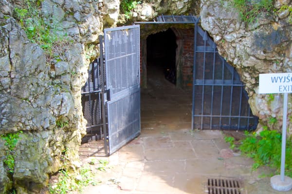 Grotte du Dragon mettant en vedette grottes et signalisation