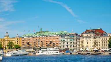 Stockholm presenterar historisk arkitektur, en marina och båtkörning