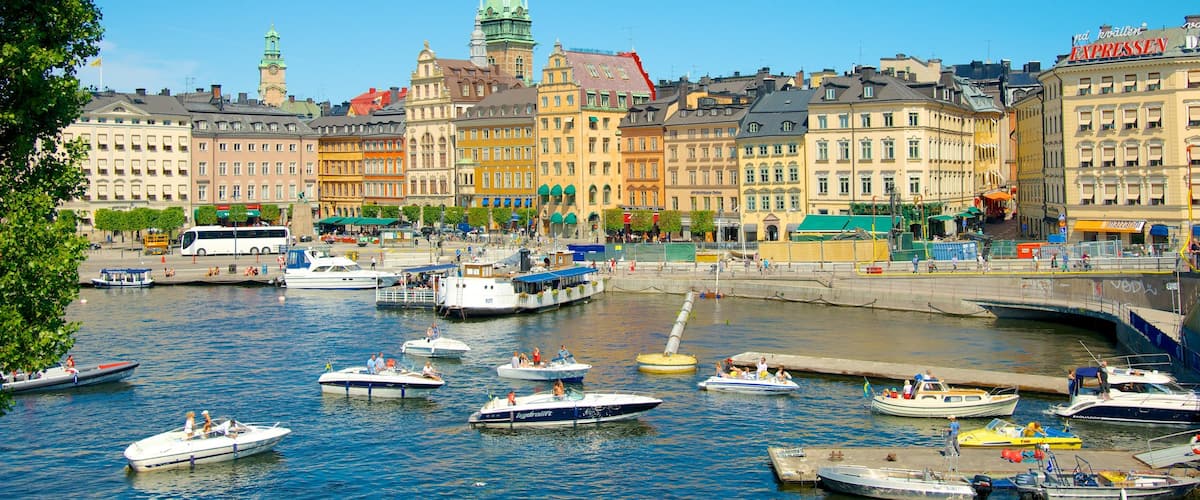 Stockholm og byder på historiske bygningsværker, en bugt eller havn og bådsejlads