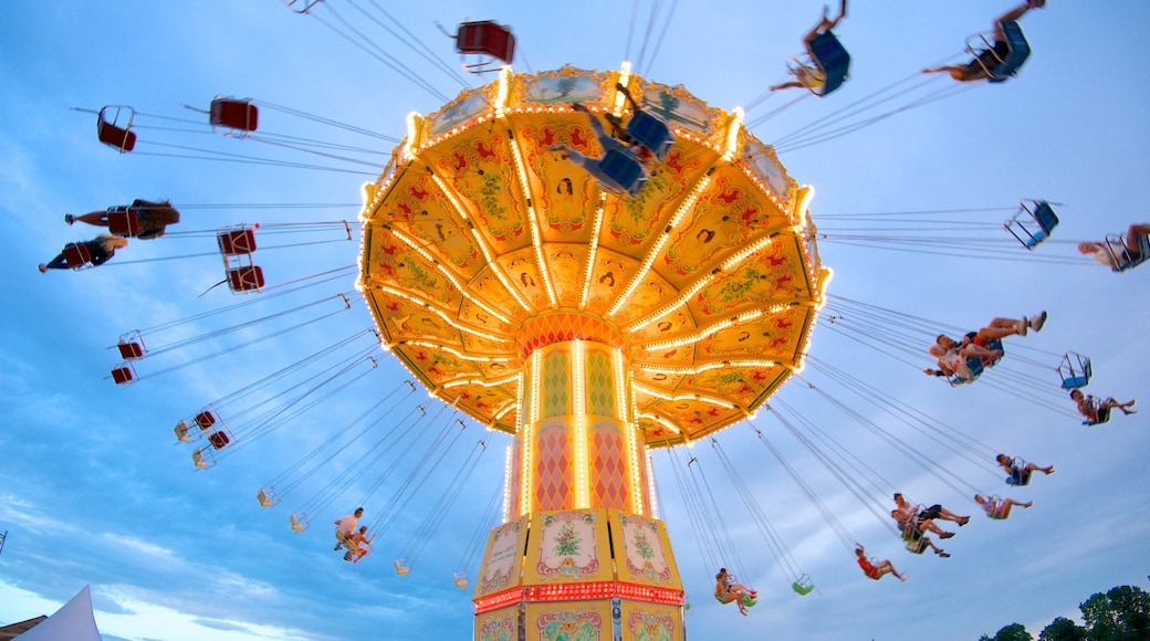 Parque de atracciones Tivoli Gröna Lund ofreciendo atracciones y también un grupo grande de personas