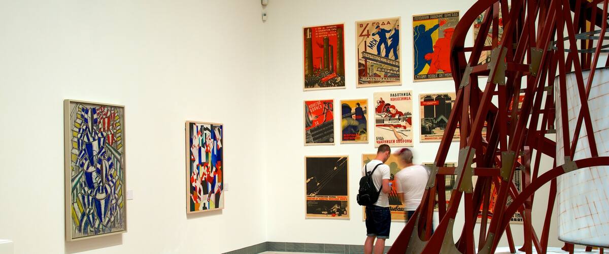 Museo de arte moderno Moderna museet mostrando vistas interiores y arte y también una pareja